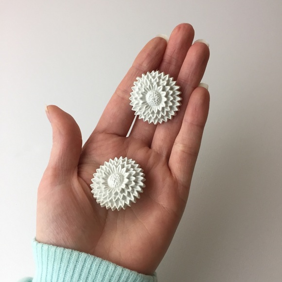 Vintage Big White Plastic Flower Clip On Earrings - Picture 6 of 8